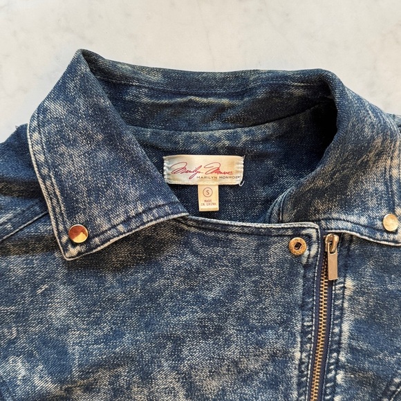 Marilyn Monroe stretch denim zippered jean jacket with an asymmetric design - Picture 2 of 3